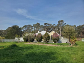 Cosy & historic farmhouse - 3 bedroom, 2 bathroom 5kms from Castlemaine